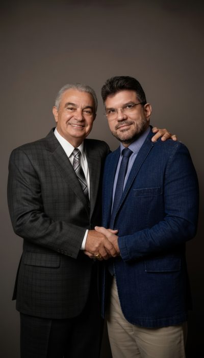 freepik__colocar-o-personagem-da-img1-apertando-as-mos-do-i__75820